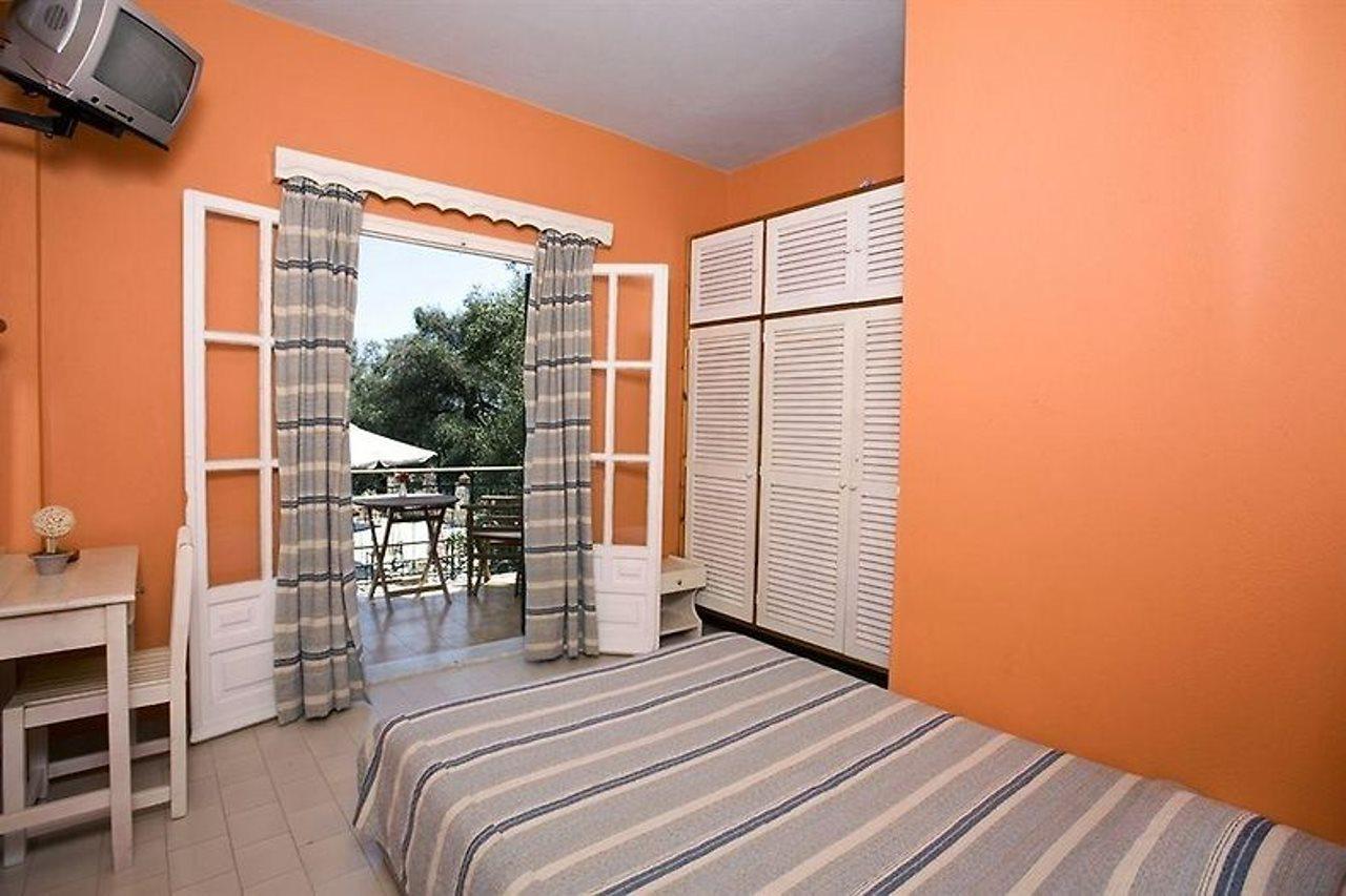 Yannis Servos Barbati Apartments Екстериор снимка